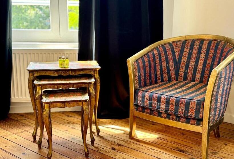 تختخواب و صبحانه Art House Rooms