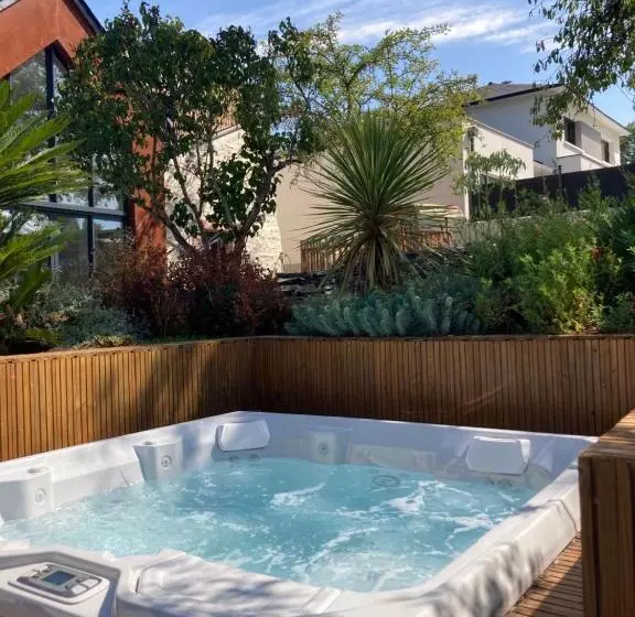 Aamiaismajoitus (B&B) Charmante Suite Avec Jacuzzi Dans Maison Atypique
