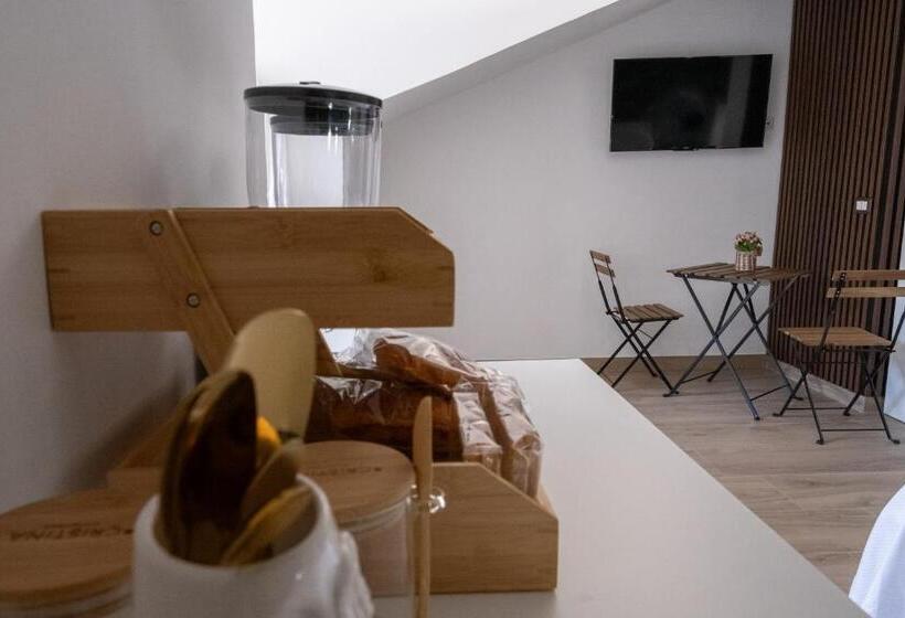 پانسیون Coraline Deluxe Rooms