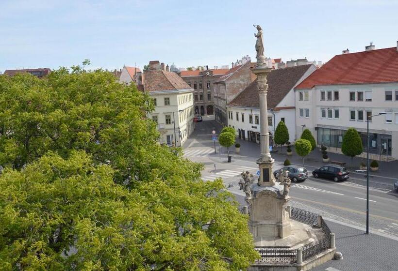 V62 Studio Apartments  In The Downtown