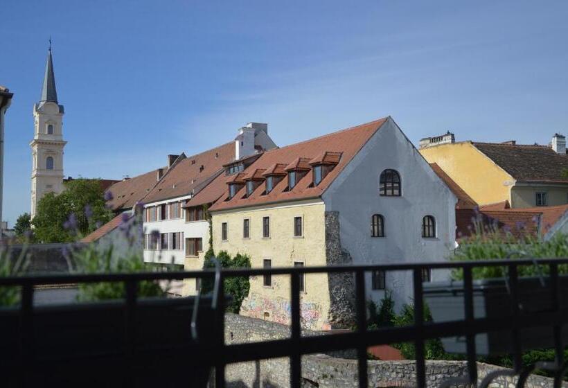 V62 Studio Apartments  In The Downtown