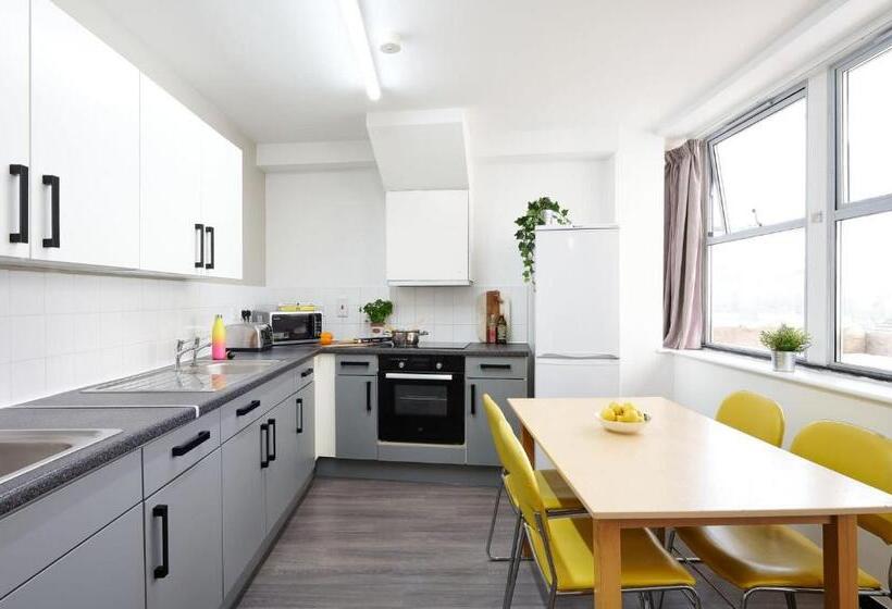 호스텔 For Students Only Trendy Non Ensuite Rooms At Northernhay House In Exeter