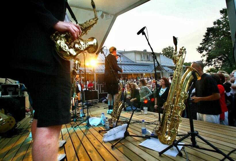 تختخواب و صبحانه Villa Huvila