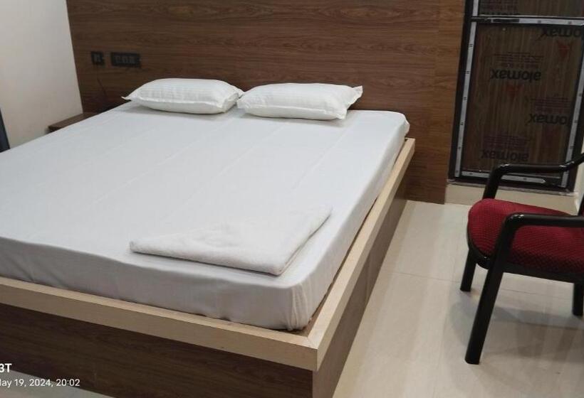 Hotel Bhagirath Palace