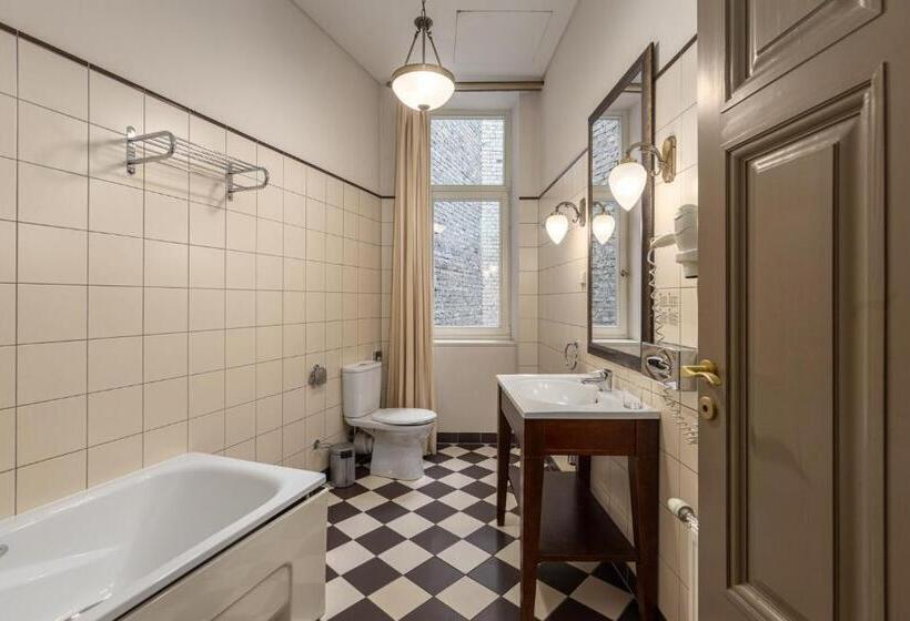 هتل The Benjamin House   Self Check In