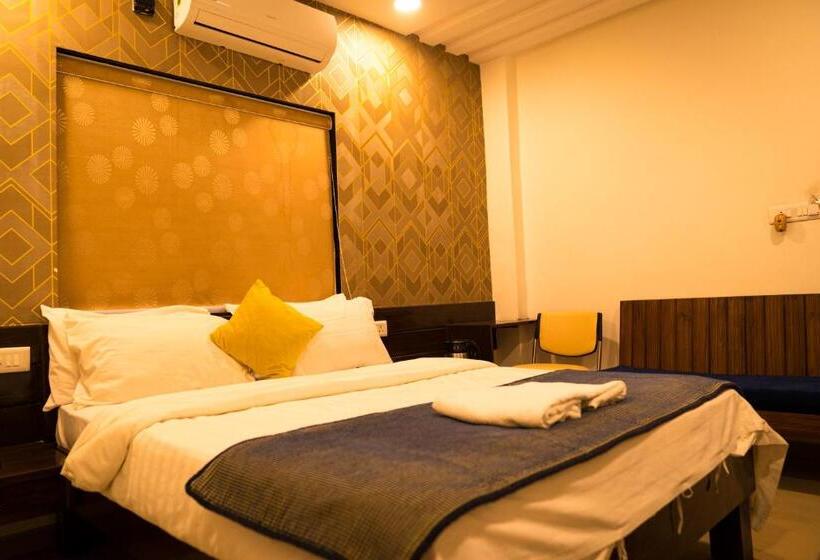 Hotel The Flamboyant Natraj