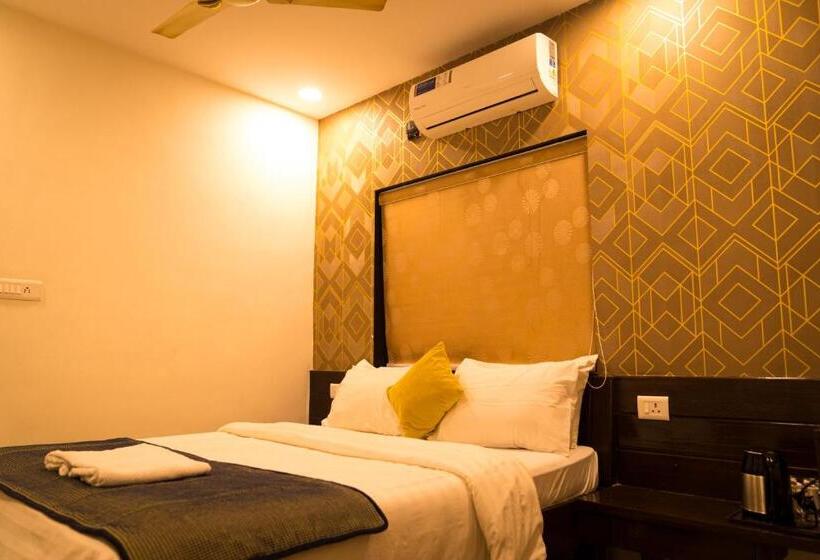 Hotel The Flamboyant Natraj