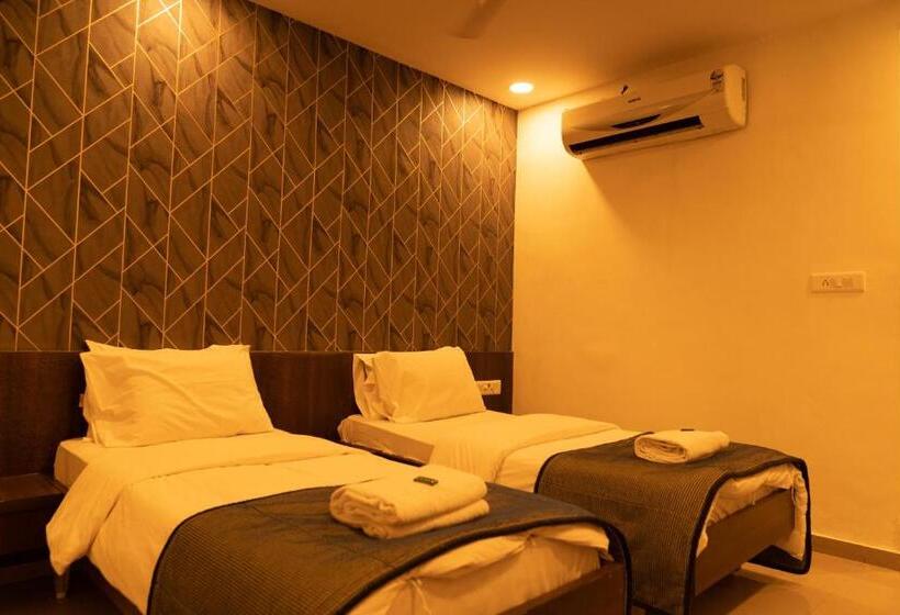 Hotel The Flamboyant Natraj