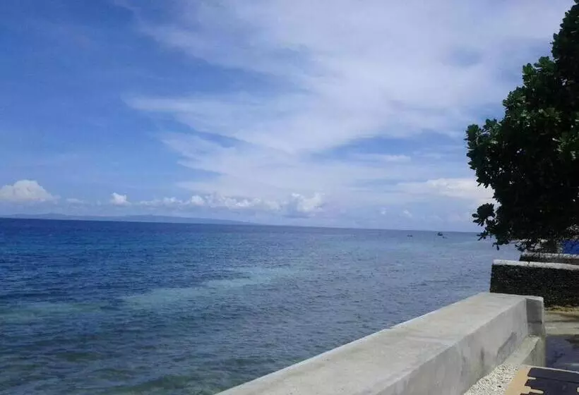 リゾートホテル Luzmin Bh Beachfront Cottages