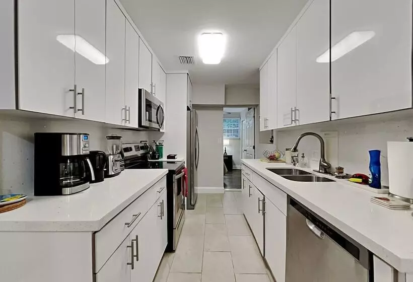 پانسیون Miami Townhouse With Patio Gazebo