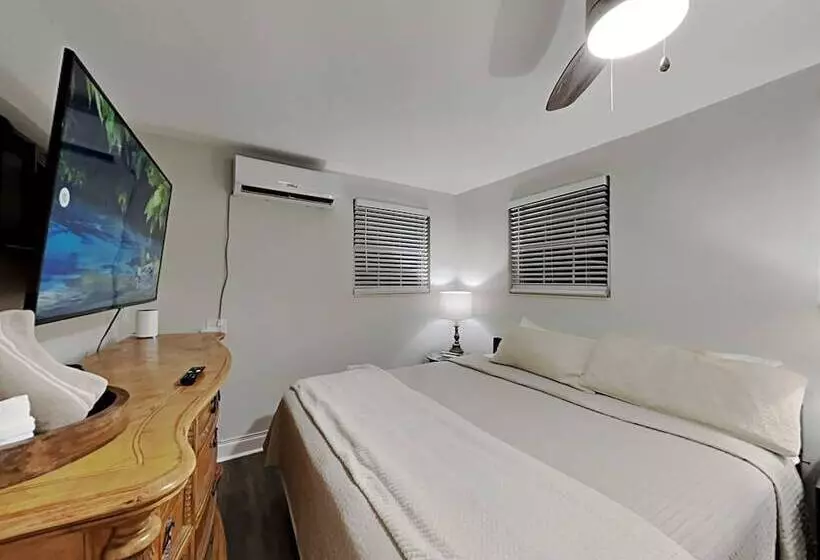 پانسیون Miami Townhouse With Patio Gazebo