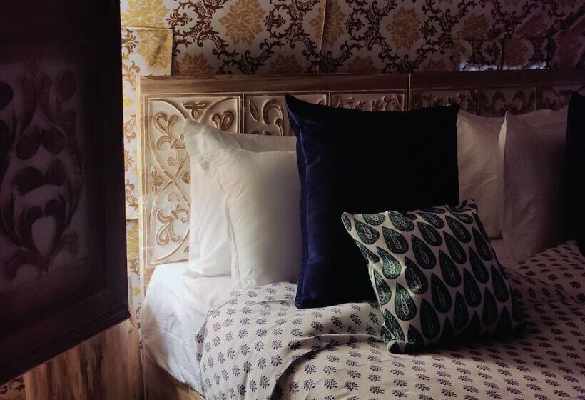 Hotel Himalayan River Garden