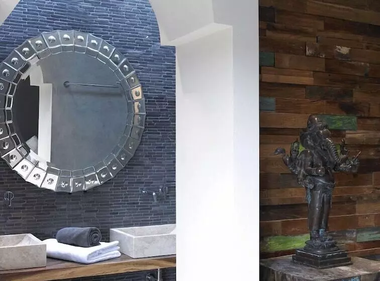 The Giri Residence Hotel & Spa