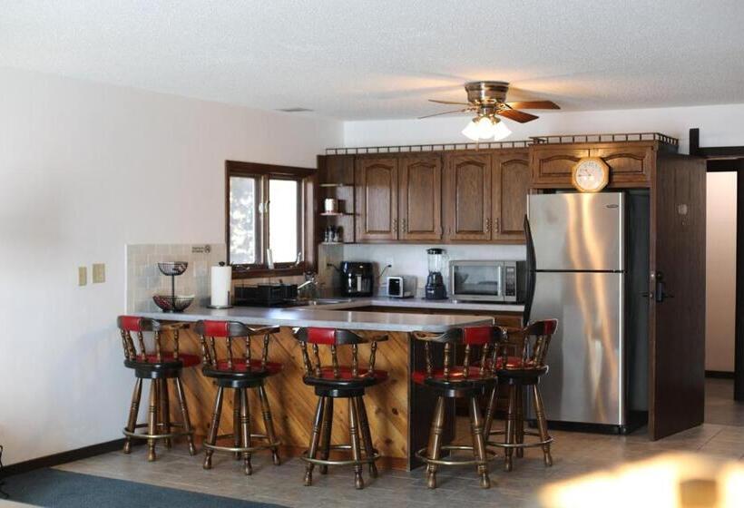 Пансион Bridge Inn Tomahawk   Suite 201, Kitchen, Hot Tub, Fireplace, Balcony, River View