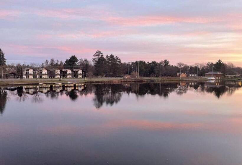 Пансион Bridge Inn Tomahawk   Suite 201, Kitchen, Hot Tub, Fireplace, Balcony, River View