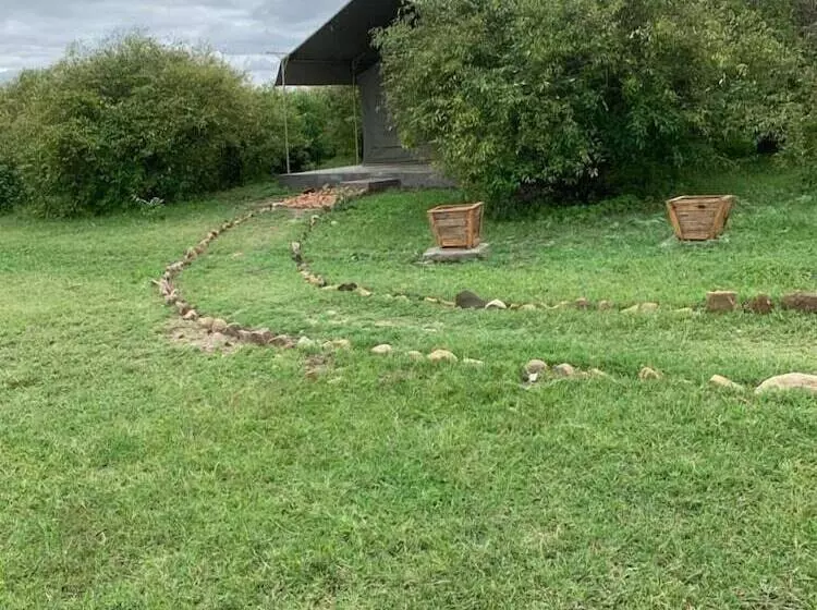 هتل Emunyan Mara Camp