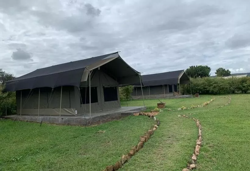 هتل Emunyan Mara Camp