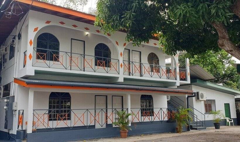 پانسیون Queen's Comfort Inn