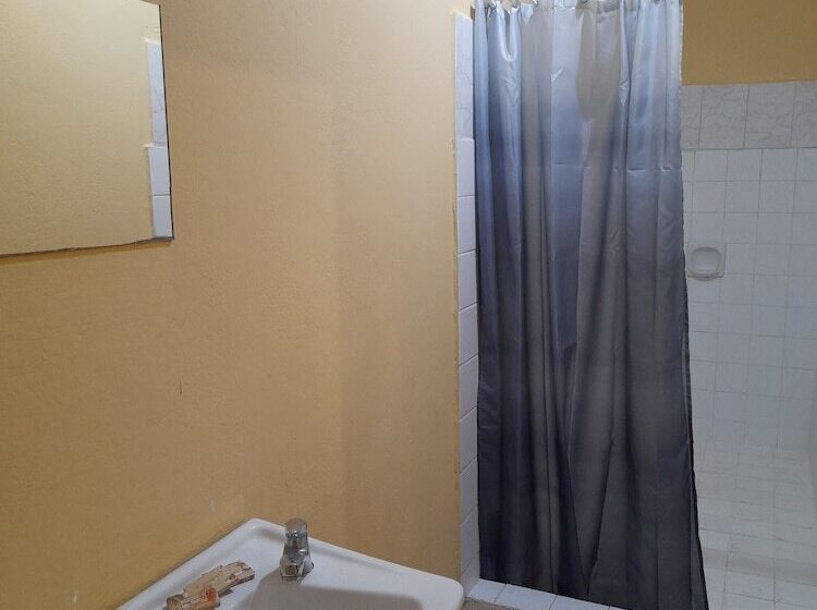 پانسیون Queen's Comfort Inn