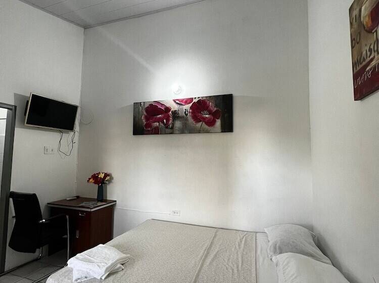 پانسیون Queen's Comfort Inn