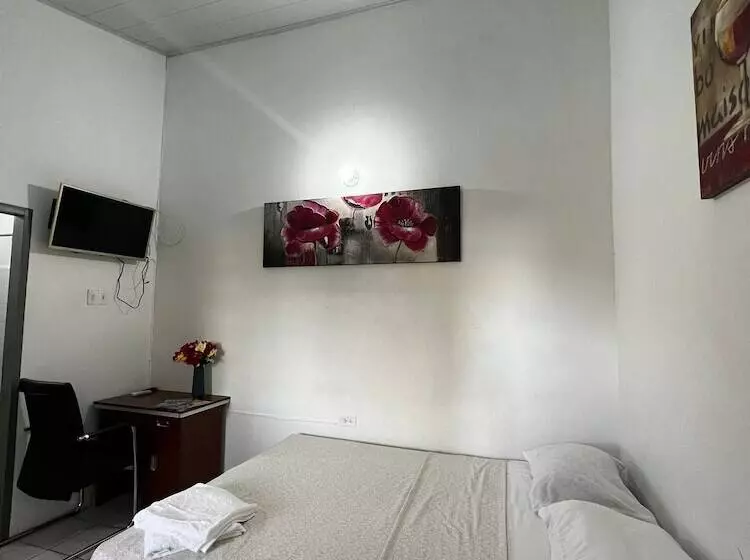 پانسیون Queen's Comfort Inn