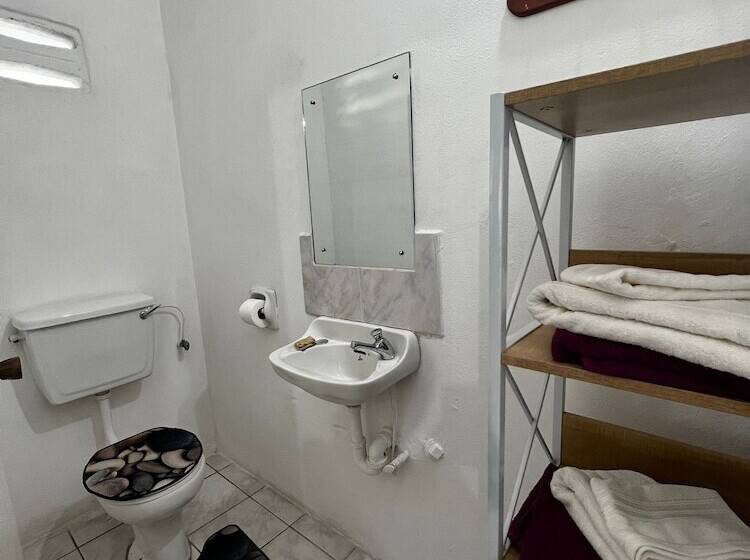 پانسیون Queen's Comfort Inn