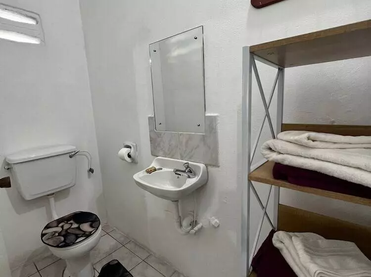 پانسیون Queen's Comfort Inn