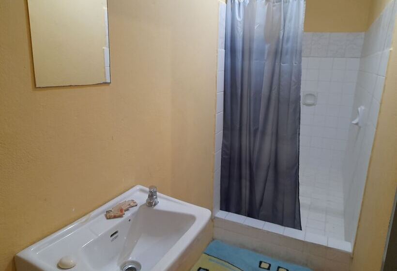 پانسیون Queen's Comfort Inn