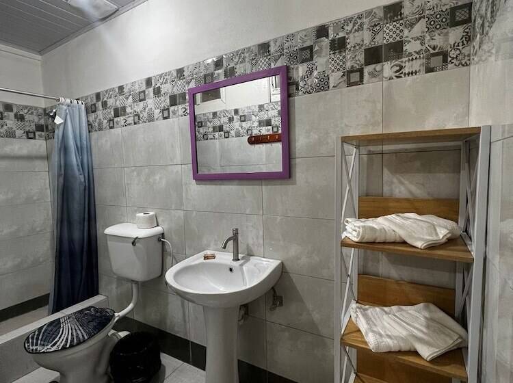 پانسیون Queen's Comfort Inn