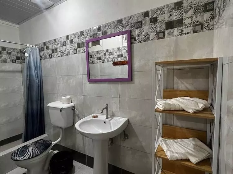 پانسیون Queen's Comfort Inn