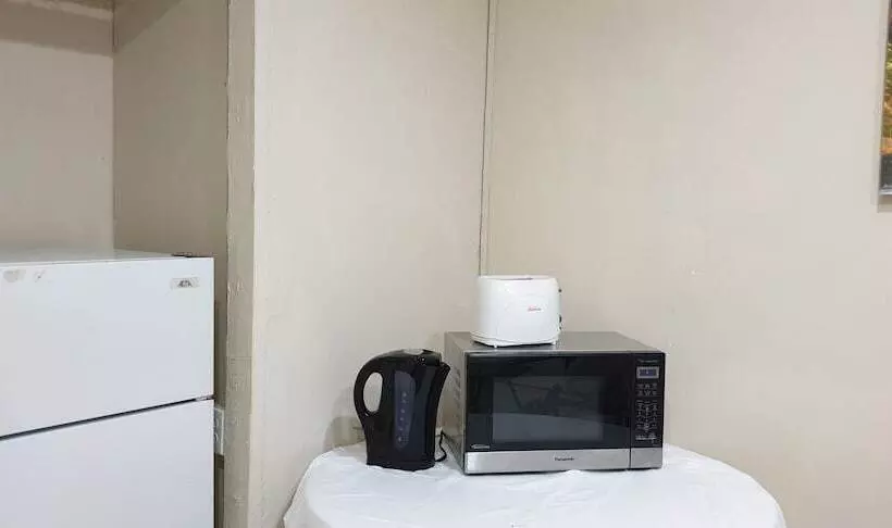 پانسیون Queen's Comfort Inn