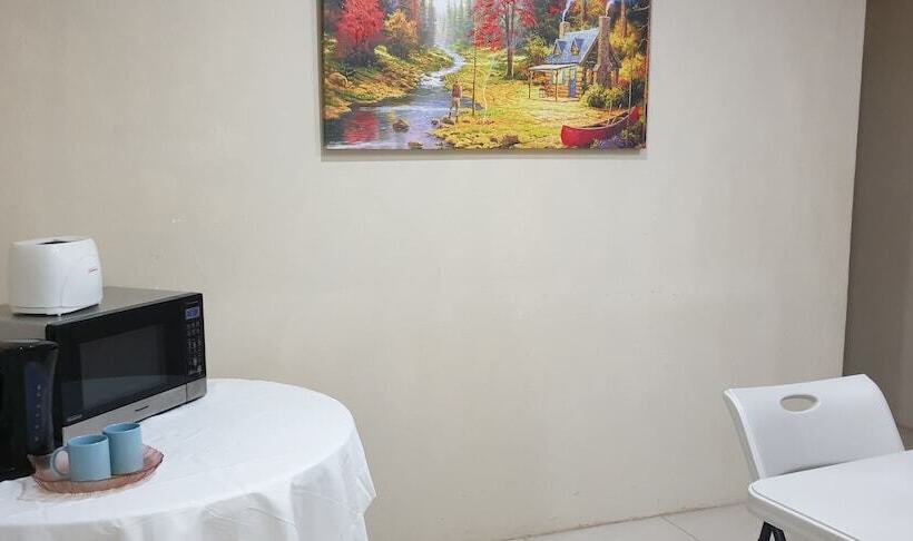 پانسیون Queen's Comfort Inn