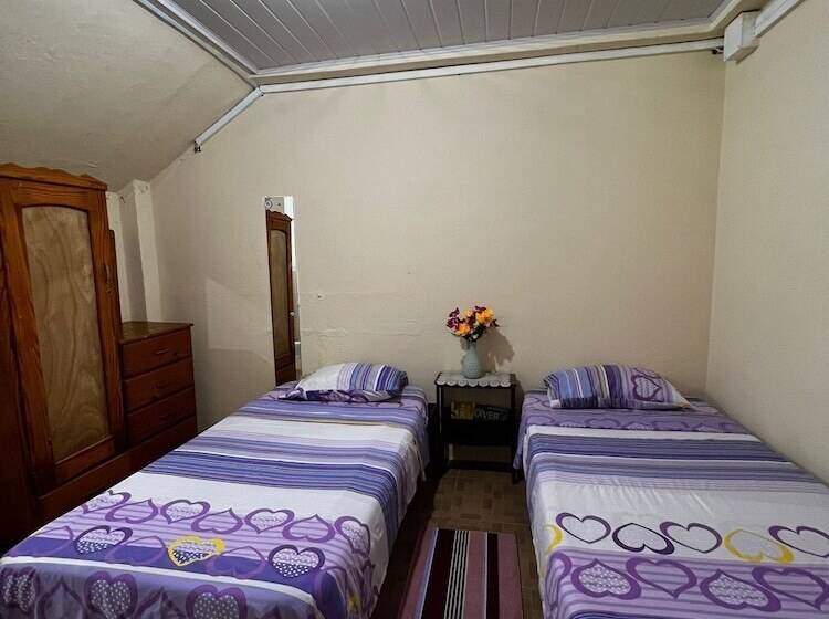 پانسیون Queen's Comfort Inn