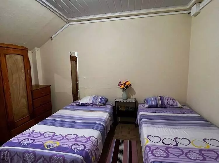 پانسیون Queen's Comfort Inn