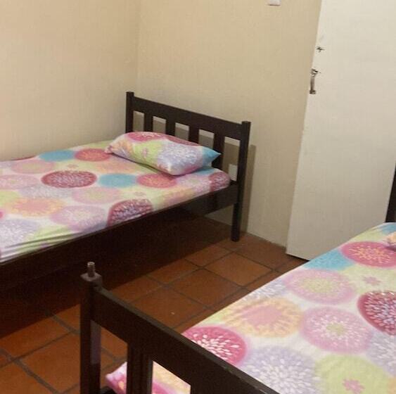 پانسیون Queen's Comfort Inn