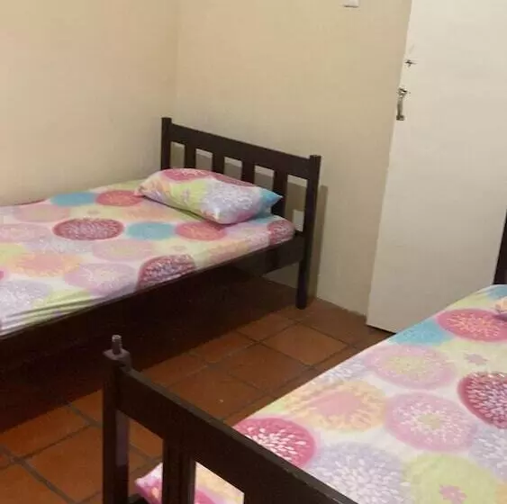 پانسیون Queen's Comfort Inn