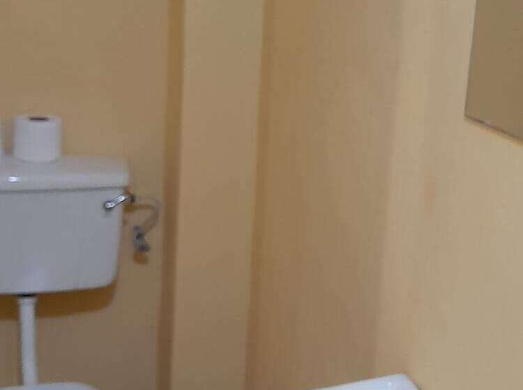 پانسیون Queen's Comfort Inn