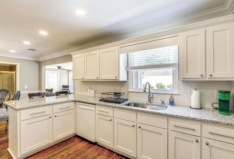 Cute Pawleys Island Home: Swim, Golf, Shop & More!