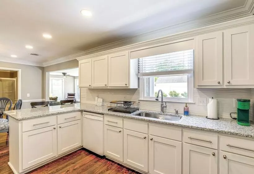 Cute Pawleys Island Home: Swim, Golf, Shop & More!