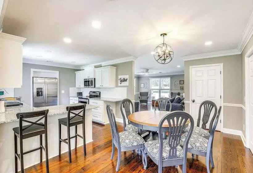 Cute Pawleys Island Home: Swim, Golf, Shop & More!