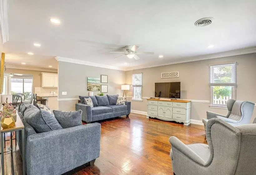 Cute Pawleys Island Home: Swim, Golf, Shop & More!