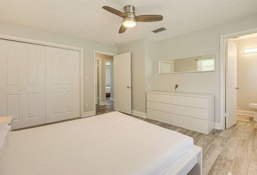 Jacksonville Home W/ Deck: 17 Mi To Downtown!