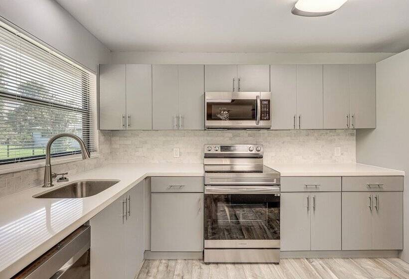 Jacksonville Home W/ Deck: 17 Mi To Downtown!