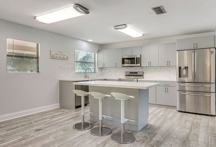 Jacksonville Home W/ Deck: 17 Mi To Downtown!