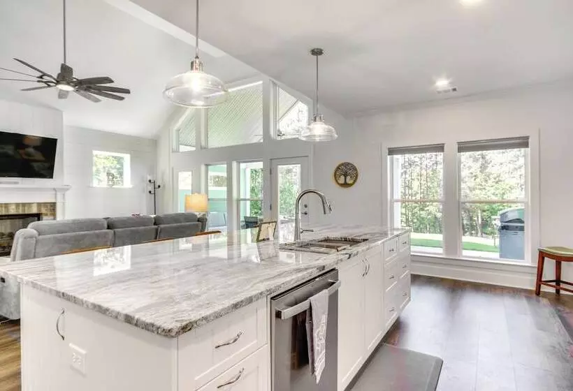 Lakefront Mccormick Retreat W/ Patio & Pool Access