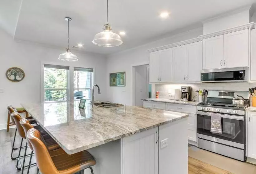 Lakefront Mccormick Retreat W/ Patio & Pool Access