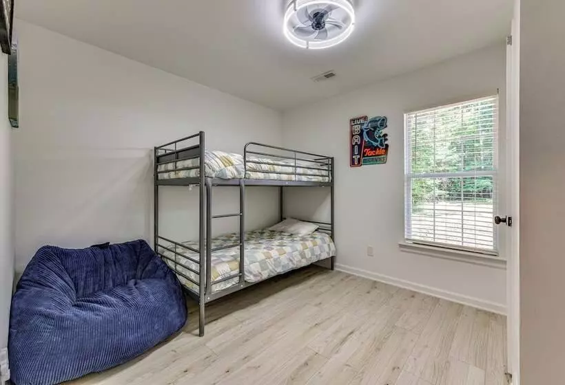 Mooresville Retreat W/ Patio, 1 Mi To Lake Norman!