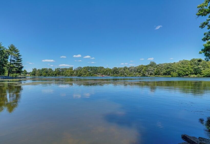 Peaceful Warrenville Home: 1 Mi To Herrick Lake!