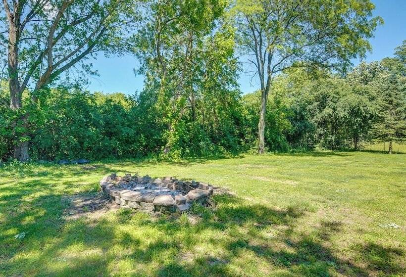 Peaceful Warrenville Home: 1 Mi To Herrick Lake!