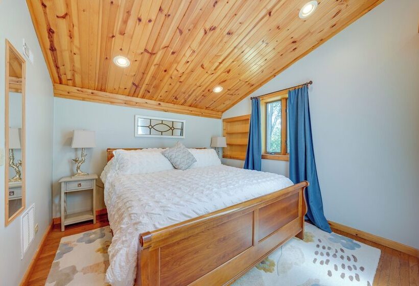 Peaceful Warrenville Home: 1 Mi To Herrick Lake!